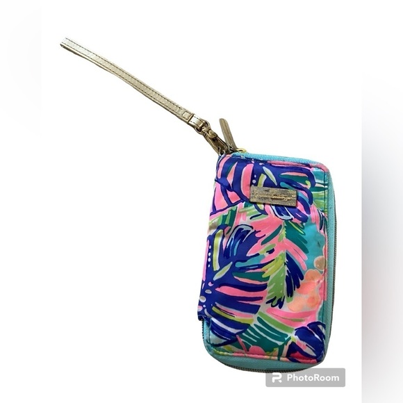 Lilly Pulitzer Handbags - Lilly Pulitzer wristlet gently used, card/wallet/ID card